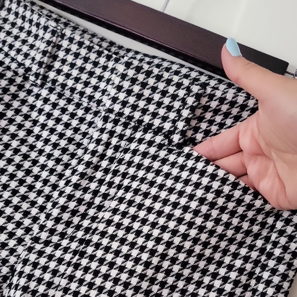 ❄️3/$30 Old Navy Black and White Houndstooth Ankle Cropped Pants - Picture 3 of 6